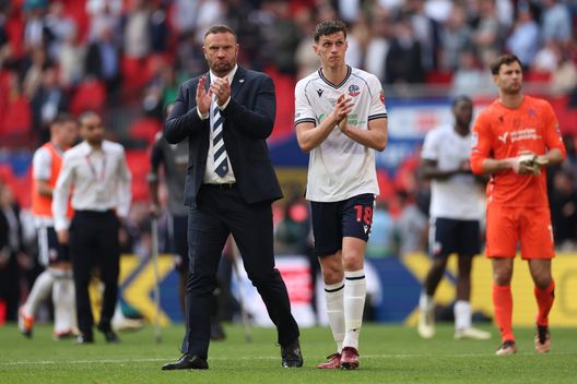 LONDON, ENGLAND - MAY 18: Ian Evatt, Manager of Bolton Wanderers, and Eoin Toal of Bolton Wanderers applaud the fans after the team's defeat in the Sky Bet League One Play-Off Final match between Bolton Wanderers and Oxford United at Wembley Stadium on May 18, 2024 in London, England. (Photo by Michael Steele/Getty Images) All.Bolton: “La Fiorentina una delle top europee. Partita molto combattuta”- immagine 2