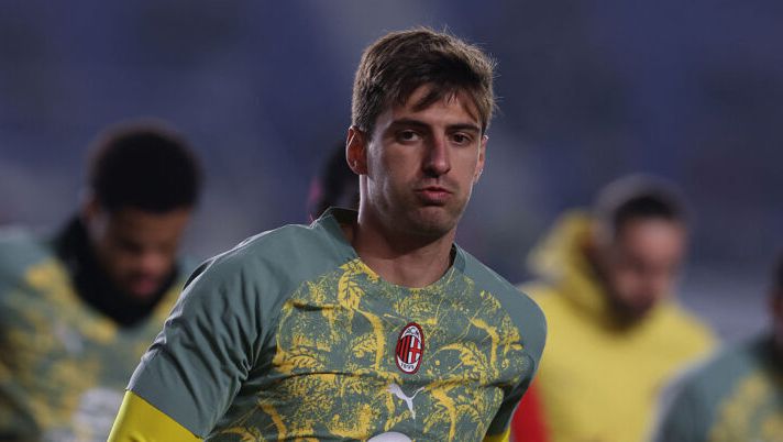BOLOGNA, ITALY - FEBRUARY 03: Matteo Gabbia of AC Milan warms up before the Serie A match between Bologna FC 1909 and AC Milan at Renato Dall'Ara Stadium on February 03, 2026 in Bologna, Italy. (Photo by Claudio Villa/AC Milan via Getty Images) DAI CAMPI – Vlahovic, Dybala, Soulé, Hermoso, Tramoni, Bonny, Cuffy, Bartesaghi, Gabbia e Kean: le novità - immagine 1