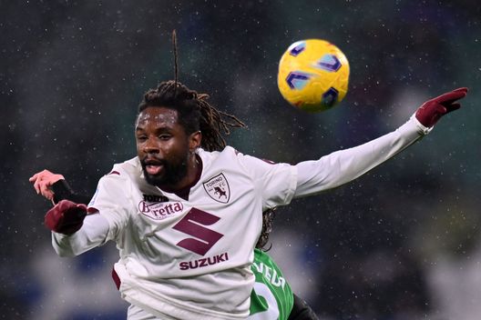 REGGIO NELL'EMILIA, ITALY - FEBRUARY 10: Adrien Tamèze of Torino FC jump for the ball during the Serie A TIM match between US Sassuolo and Torino FC - Serie A TIM at Mapei Stadium - Citta' del Tricolore on February 10, 2024 in Reggio nell'Emilia, Italy. (Photo by Alessandro Sabattini/Getty Images)