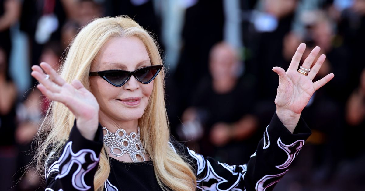 Sanremo, Patty Pravo cade dalla sedia in sala stampa: ecco cos’è successo