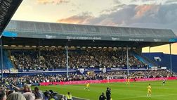 Il tifoso mangia l’hamburger ma segna il Leeds: lo finirà un’altra volta…