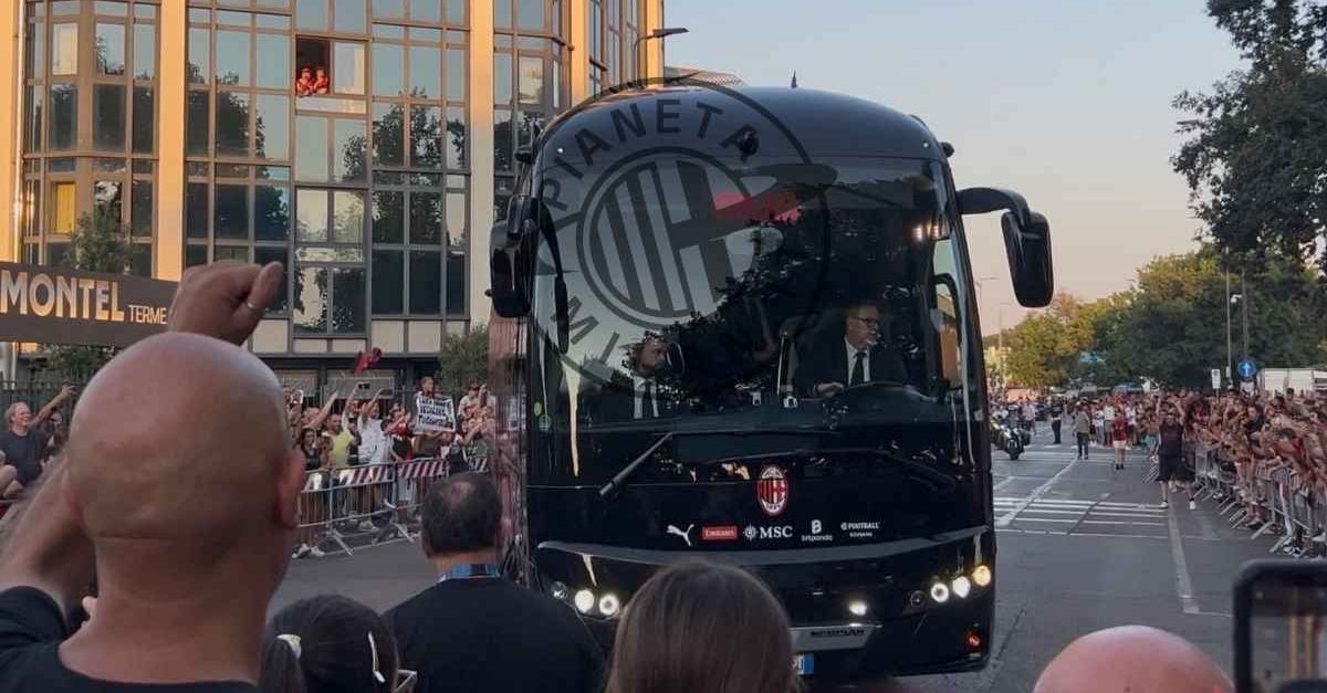 video milan bari pullman rossonero arrivato a san siro pm news