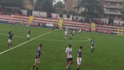 Incredibile a Pozzuoli, le porte non sono regolamentari: i tifosi scavano per giocare