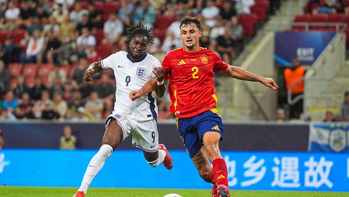 TRNAVA, SLOVAKIA - JUNE 21: Jonathan Rowe of U21 England in action against Marc Pubill of U21 Spain during the UEFA European Under-21 Championship 2025 Quarter-Final match between Spain and England at A. Malatinsky Stadium on June 21, 2025 in Trnava, Slovakia. (Photo by Christian Hofer/Getty Images) mercato