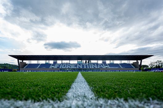 FLORENCE, ITALY - MAY 6: A general view of the stadium prior to kick-off in the Women Serie A Playoffs match between ACF Fiorentina and Juventus at Viola Park on May 6, 2024 in Florence, Italy. (Photo by Simone Arveda/Getty Images) Fiorentina, paura al Viola Park: scoppia un terribile incendio, tre calciatori in ospedale - immagine 1