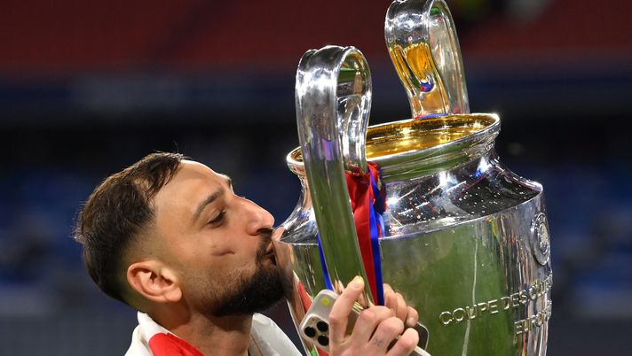 MUNICH, GERMANY - MAY 31: Gianluigi Donnarumma of Paris Saint-Germain kisses the UEFA Champions League trophy after his team's victory, to secure Paris Saint-Germain's first ever UEFA Champions League title in the club's history and a record UEFA Champions League Final winning scoreline of 5-0, following the UEFA Champions League Final 2025 between Paris Saint-Germain and FC Internazionale Milano at Munich Football Arena on May 31, 2025 in Munich, Germany. (Photo by Justin Setterfield/Getty Images) Donnarumma Milan