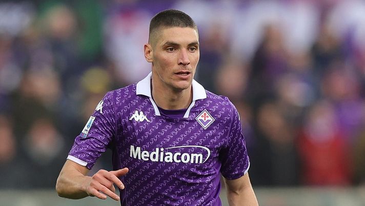 FLORENCE, ITALY - FEBRUARY 11: Nikola Milenkovic of ACF Fiorentina in action during the Serie A TIM match between ACF Fiorentina and Frosinone Calcio - Serie A TIM at Stadio Artemio Franchi on February 11, 2024 in Florence, Italy. (Photo by Gabriele Maltinti/Getty Images) Romano su Milenkovic: “Offerta ufficiale del Nottingham, ora la trattativa” - immagine 1