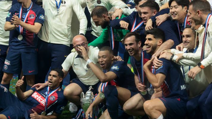 LILLE, FRANCE - MAY 25: Kylian Mbappe of PSG with Achraf Hakimi, Fabian Ruiz Pena, Marco Asensio, Manuel Ugarte, Lee Kang-in and teammates celebrate during the podium ceremony following the French Cup Final between Olympique Lyonnais (OL, Lyon) and Paris Saint-Germain (PSG) at Stade Pierre Mauroy, Decathlon Arena on May 25, 2024 in Villeneuve d'Ascq near Lille, France. (Photo by Jean Catuffe/Getty Images) Ex Serie A – Icardi pigliatutto! Show di Botheim- immagine 2
