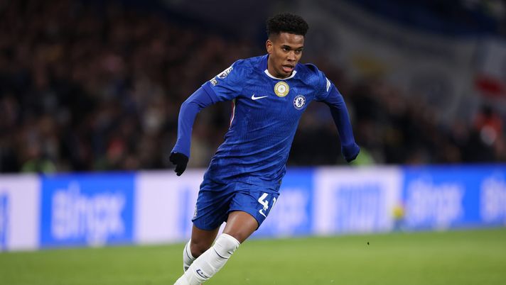 LONDRA, INGHILTERRA - 30 NOVEMBRE: Estevao del Chelsea controlla la palla durante la partita di Premier League tra Chelsea e Arsenal allo Stamford Bridge il 30 novembre 2025 a Londra, Inghilterra. (Foto di Ryan Pierse/Getty Images) Bournemouth Chelsea