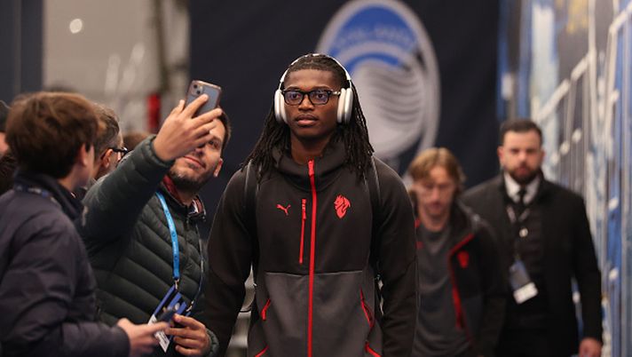 BERGAMO, ITALY - OCTOBER 28:  Rafael Leao of AC Milan arrives before the Serie A match between Atalanta BC and AC Milan at Gewiss Stadium on October 28, 2025 in Bergamo, Italy. (Photo by Claudio Villa/AC Milan via Getty Images)  Leao e l'anca: l'attacco rossonero ancora involuto