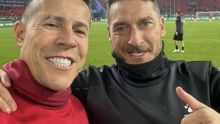 Taddei ricorda la World Football Superstars e posa con Totti: “La storia del calcio” Taddei ricorda la World Football Superstars e posa con Totti: “La storia del calcio” - immagine 1
