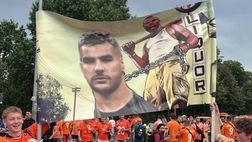 Olanda-Francia, rispunta lo stendardo con Dumfries che tiene al guinzaglio Hernandez