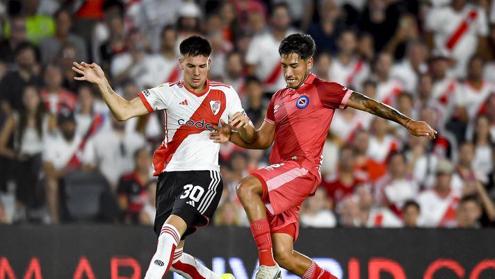BUENOS AIRES, ARGENTINA - JANUARY 28: Franco Mastantuono (L) of River Plate competes for the ball with Roman Vega of Argentinos Juniors during a match between River Plate and Argentinos Juniors as part of group A of Copa de la Liga Profesional 2024 at Estadio Más Monumental Antonio Vespucio Liberti on January 28, 2024 in Buenos Aires, Argentina. This is Mastantuono's first professional match. (Photo by Marcelo Endelli/Getty Images) Torino, obiettivo fascia sinistra. Vagnati su Vega, ma c’è anche il Bologna - immagine 1