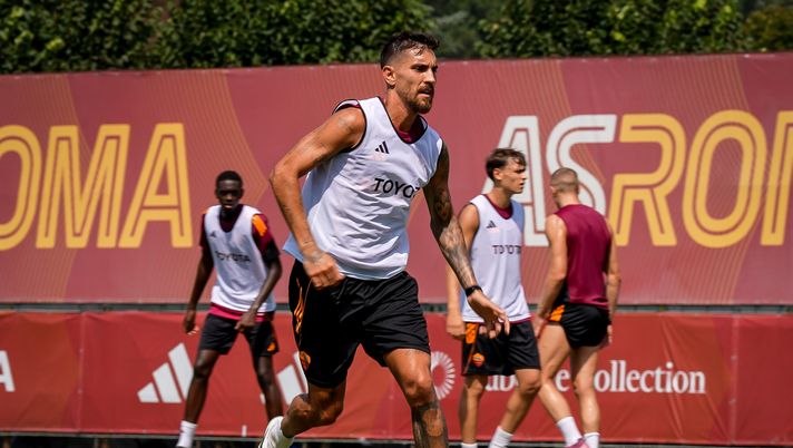 ROME, ITALY - AUGUST 27: Lorenzo Pellegrini attends an AS Roma training session at Centro Sportivo Fulvio Bernardini on August 27, 2025 in Rome, Italy. (Photo by Fabio Rossi/AS Roma via Getty Images) Pellegrini, lento addio. Piace a West Ham e Fiorentina ma non sono arrivate offerte - immagine 1