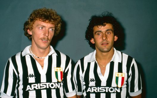 TURIN, ITALY: Boniek e Platini alla prima stagione con la Juventus. (Photo by Juventus FC - Archive/Juventus FC via Getty Images) Lazio-Juventus, guerra anche di stile: le maglie più iconiche dei due club- immagine 6