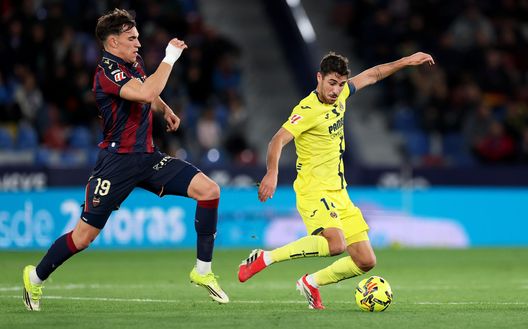 VALENCIA, SPAIN - FEBRUARY 18: Santi Comesana del Villarreal CF viene sfidato da Carlos Espi del Levante UD durante la partita LaLiga EA Sports tra Levante UD e Villarreal CF a Ciutat de Valencia il 18 febbraio 2026 a Valencia, Spagna. (Photo by Clive Brunskill/Getty Images) Levante