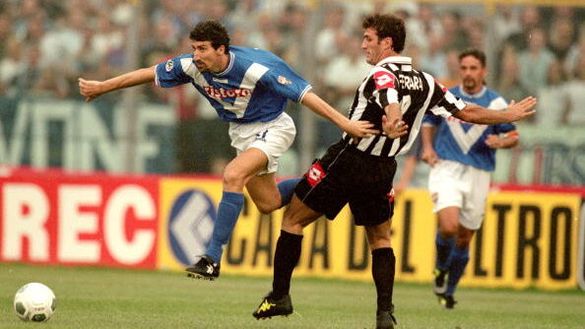 16 settembre 2000: Dario Hubner del Brescia supera Ciro Ferrara della Juventus durante la partita di Coppa Italia giocata allo Stadio Rigamonti di Brescia, Italia. La partita si è conclusa con un pareggio 0-0 Dario Hubner, che sorpresa: è il nuovo allenatore della Zeta Milano- immagine 2