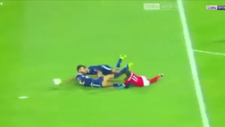 Autogol assurdo: i due difensori si scontrano e il pallone va in porta