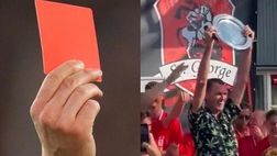 Olanda, tre espulsi e 15′ di recupero: l’arbitro festeggia il titolo con i tifosi