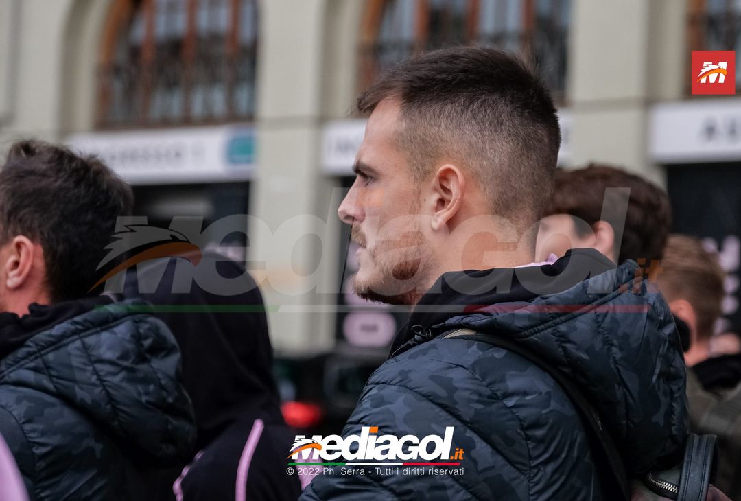 FOTO Palermo: la squadra verso Benevento. Cori e striscioni al “Barbera” (La Gallery) - immagine 19