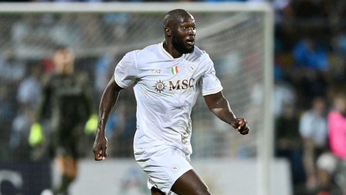 CASTEL DI SANGRO, ITALY - AUGUST 09: Romelu Lukaku of Napoli in action during the pre-season friendly match between Napoli and Girona at Stadio Teofilo Patini on August 09, 2025 in Castel di Sangro, Italy. (Photo by Giuseppe Bellini/Getty Images) Lukaku vede la luce in fondo al tunnel: l’obiettivo di Big Rom per il rientro – CdS - immagine 1