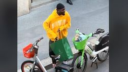 VIDEO / Thuram, shopping in Montenapoleone in bicicletta: le immagini diventano virali