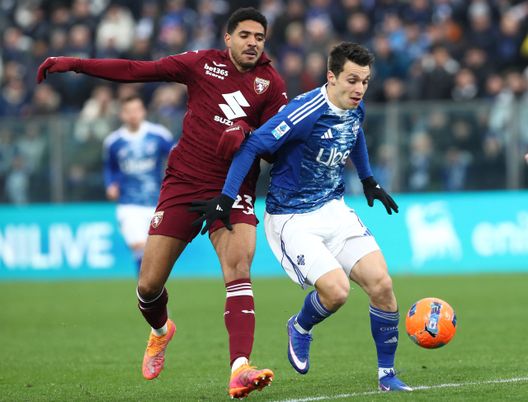 COMO, ITALY - JANUARY 24: Anastasios Douvikas of Como 1907 competes for the ball with Saul Cocoof Torino FC during the Serie A match between Como 1907 and Torino FC at Giuseppe Sinigaglia Stadium on January 24, 2026 in Como, Italy. (Photo by Marco Luzzani/Getty Images)