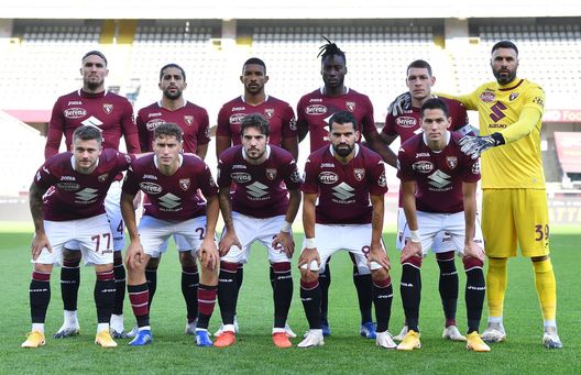 TURIN, ITALY - NOVEMBER 08: Team of Torino FC line up during the Serie A match between Torino FC and FC Crotone at Stadio Olimpico di Torino on November 8, 2020 in Turin, Italy. (Photo by Valerio Pennicino/Getty Images)