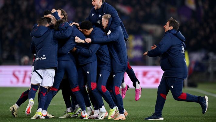 BOLOGNA, ITALY - FEBRUARY 14: Riccardo Orsolini of Bologna FC (obscured) celebrates scoring his team's first goal with teammates during the Serie A TIM match between Bologna FC and ACF Fiorentina - Serie A TIM at Stadio Renato Dall'Ara on February 14, 2024 in Bologna, Italy. (Photo by Alessandro Sabattini/Getty Images) Bologna-Fiorentina, pagelle VN: Biraghi non ne prende una. Ma steccano tutti- immagine 1