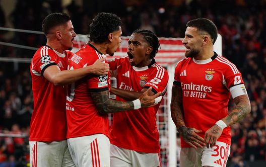 LISBONA, PORTOGALLO - 10 DICEMBRE: Richard Rios del Benfica (2L) celebra il gol del vantaggio della sua squadra insieme ai compagni durante la partita della fase a gironi MD6 della UEFA Champions League 2025/26 tra SL Benfica e SSC Napoli il 10 dicembre 2025 a Lisbona, Portogallo. (Foto di Gualter Fatia/Getty Images) Napoli, contro il Benfica un ko già nell’aria: niente è perso e testa al campionato- immagine 2