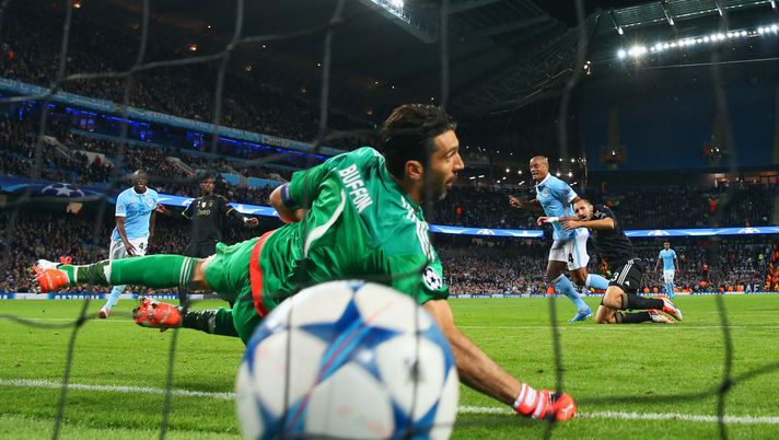 MANCHESTER, ENGLAND - SEPTEMBER 15: Goalkeeper Gianluigi Buffon of Juventus dives in vain as Vincent Kompany of Manchester City pressures Giorgio Chiellini of Juventus into scoring an own goal for their first during the UEFA Champions League Group D match between Manchester City FC and Juventus at the Etihad Stadium on September 15, 2015 in Manchester, United Kingdom. (Photo by Alex Livesey/Getty Images) juventus manchester city