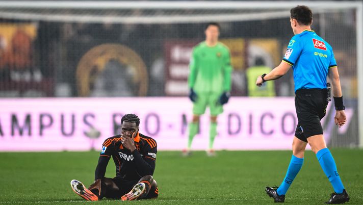 ROME, ITALY - DECEMBER 15: Assane Diao of Como injured during the Serie A match between AS Roma and Como 1907 at Stadio Olimpico on December 15, 2025 in Rome, Italy. (Photo by Fabio Rossi/AS Roma via Getty Images) Diao, Coppa d’Africa a rischio: l’ira social dei tifosi del Senegal contro Fabregas - immagine 1