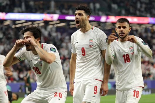 AL RAYYAN, QATAR - 23 GENNAIO: Mehdi Taremi dell'Iran festeggia il secondo gol della sua squadra con Sardar Azmoun e Mehdi Ghayedi durante la partita del Gruppo C della Coppa d'Asia AFC tra Iran ed Emirati Arabi Uniti all'Education City Stadium il 23 gennaio 2024 ad Al Rayyan, Qatar. (Foto di Lintao Zhang/Getty Images) Iran Mondiali