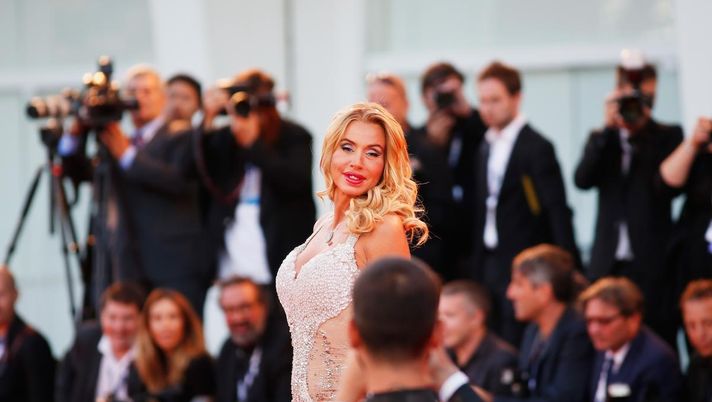 La mamma di Valeria Marini: “Ho mollato il lavoro per lei, me ne pento. Ha sbandierato…” La mamma di Valeria Marini: “Ho mollato il lavoro per lei, me ne pento. Ha sbandierato…” - immagine 1