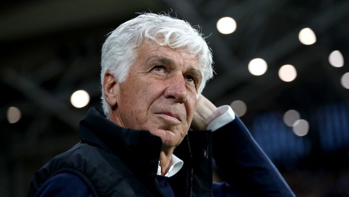 BERGAMO, ITALY - MAY 12: Gian Piero Gasperini, Head Coach of Atalanta, looks on prior to the Serie A match between Atalanta and AS Roma at Gewiss Stadium on May 12, 2025 in Bergamo, Italy. (Photo by Marco Luzzani/Getty Images) Moretto: “L’Atalanta ha offerto il rinnovo a Gasperini: la sua volontà e le chance sul tavolo” - immagine 1