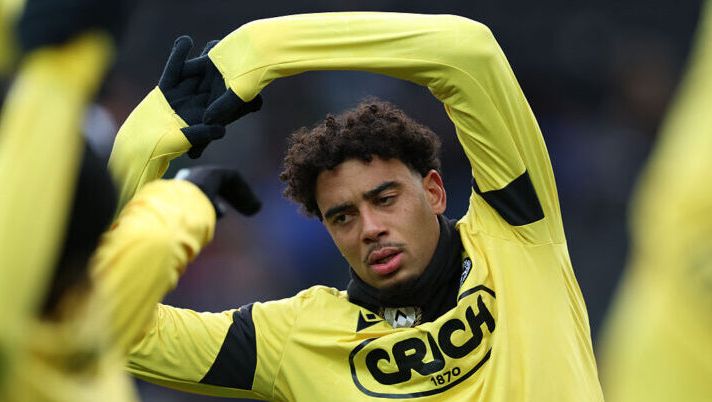 UDINE, ITALY - NOVEMBER 22: Arthur Atta of Udinese warms up ahead of the Serie A match between Udinese Calcio and Bologna FC 1909 at Stadio Friuli on November 22, 2025 in Udine, Italy. (Photo by Timothy Rogers/Getty Images) Udinese, Atta e il fastidio al polpaccio: oggi i controlli decisivi. Cosa trapela su lui e Kristensen - immagine 1