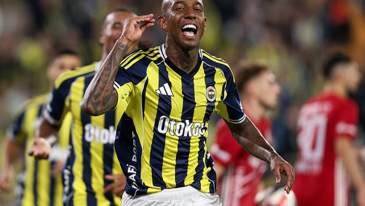 ISTANBUL, TURKEY - SEPTEMBER 28: Anderson Talisca of Fenerbahce celerbrates after scoring his team's first goal during the Trendyol Süper Lig match between Fenerbahçe SK and Antalyaspor at Ulker Sukru Saracoglu Stadium on September 28, 2025 in Istanbul, Turkey. (Photo by Ahmad Mora/Getty Images) Fenerbahçe, Talisca ricorda Cristiano Ronaldo all’Al-Nassr: “Qualcosa di surreale” - immagine 1