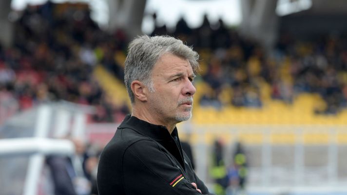 LECCE, ITALY - MAY 21: Head coach of Lecce Marco Baroni looks on before the Serie A match between US Lecce and Spezia Calcio at Stadio Via del Mare on May 21, 2023 in Lecce, Italy. (Photo by Francesco Pecoraro/Getty Images) Calciomercato, derby ligure per… Marco Baroni - immagine 1