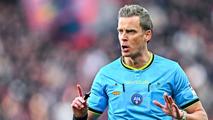 GENOA, ITALY - JANUARY 3: Referee Daniele Chiffi reacts during the Serie A match between Genoa CFC and Pisa SC at Luigi Ferraris Stadium on January 3, 2026 in Genoa, Italy. (Photo by Simone Arveda/Getty Images) VAR, V come vergogna: non c’è chiarezza e gli arbitri sono modesti! – Mattino - immagine 1