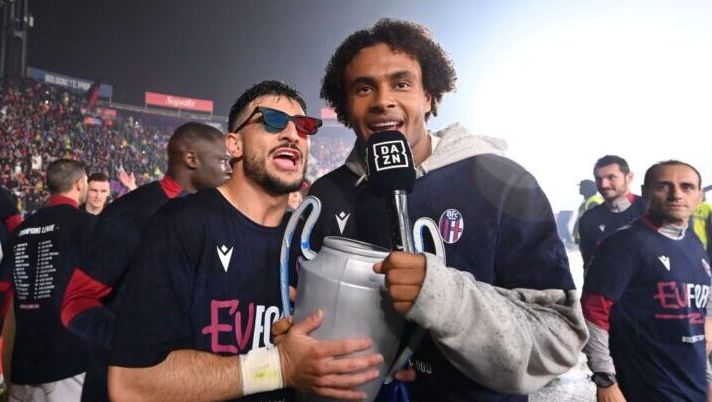 BOLOGNA, ITALY - MAY 20: Riccardo Orsolini and Joshua Zirkzee of Bologna FC celebrate with a replica trophy after qualifying for the Uefa Champions League following the Serie A TIM match between Bologna FC and Juventus at Stadio Renato Dall'Ara on May 20, 2024 in Bologna, Italy. (Photo by Alessandro Sabattini/Getty Images) Moretto: “Milan, cosa manca per Zirkzee. Vuole indossare la maglia del suo idolo Ibra” - immagine 1