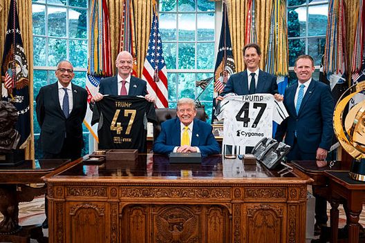 Trump con le maglie della Juventus che gli sono state donate. (Photo by Doug Mills-Pool/Getty Images) I retroscena della Juventus in visita da Trump tra facce imbarazzate e domande scomode- immagine 3