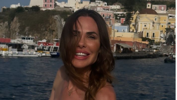 Ilary Blasi, scatto super sexy in costume. Fisico top per l’ex lady Totti - immagine 1