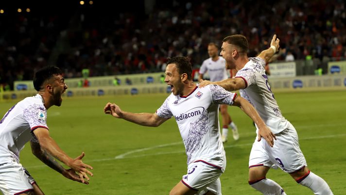 CAGLIARI, ITALY - MAY 23: Arthur of Fiorentina celebrates his goal 2-3 during the Serie A TIM match between Cagliari and ACF Fiorentina - Serie A TIM at Sardegna Arena on May 23, 2024 in Cagliari, Italy. (Photo by Enrico Locci/Getty Images) Romano: “Il Napoli sta trattando Arthur dopo il no del Brighton per Gilmour” - immagine 1