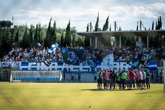 I tifosi del Pescara e della squadra del Pescara partecipano a una sessione di allenamento del Pescara Calcio in vista della finale dei play off di Serie C 2025 tra Ternana e Pescara, allo stadio Ughetto di Febo di Silvi, in Italia, il 1° giugno 2025 Serie B: Ternana e Pescara, la finale playoff corona un cammino eccezionale- immagine 3