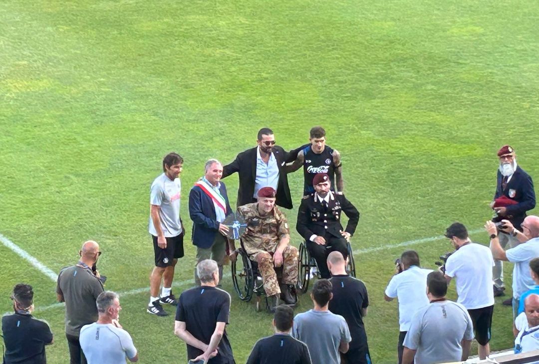 Riconoscimento a due colonnelli e maglietta regalata a conte: presenti anche Edo De Laurentiis e Di Lorenzo