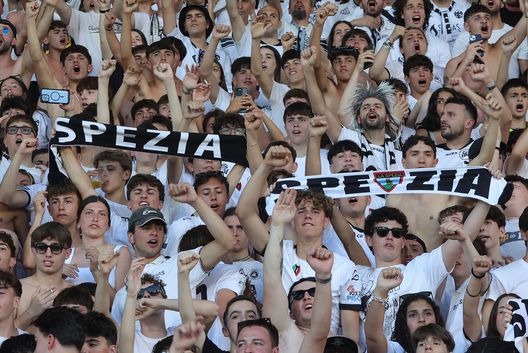 I tifosi dello Spezia Calcio durante la finale play-off di Serie B contro la Cremonese allo Stadio Alberto Picco il 1 giugno 2025. (Foto di Gabriele Maltinti/Getty Images) Spezia-Sampdoria, Curva Ferrovia vs Gradinata Sud: storia e rivalità ultras- immagine 2