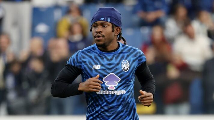 BERGAMO, ITALY - OCTOBER 19: Ademola Lookman of Atalanta BC warms up prior to the Serie A match between Atalanta BC and SS Lazio at Gewiss Stadium on October 19, 2025 in Bergamo, Italy. (Photo by Francesco Scaccianoce/Getty Images) Romano – Lookman, accordo con il Fenerbahce ma ci sono questi due problemi da risolvere - immagine 1
