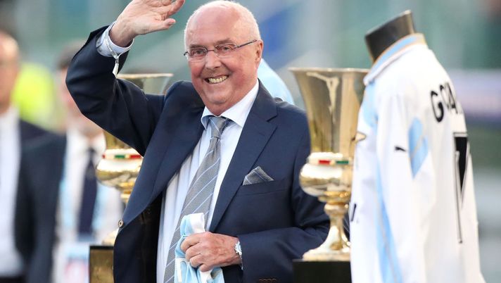 ROME, ITALY - MAY 26: Former SS Lazio manager Sven-Goran Eriksson acknowledges the fans, as he stands next to the Italian Supercup, European Cup Winners Cup and Serie A trophies from his reign as manager during the 1998, 1999 and 2000 seasons prior to the Serie A TIM match between SS Lazio and US Sassuolo at Stadio Olimpico on May 26, 2024 in Rome, Italy. (Photo by Paolo Bruno/Getty Images) Mondo del calcio in lutto: è morto Sven-Goran Eriksson - immagine 1