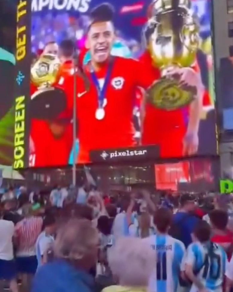Alexis Sanchez sui maxischermi a Times Square