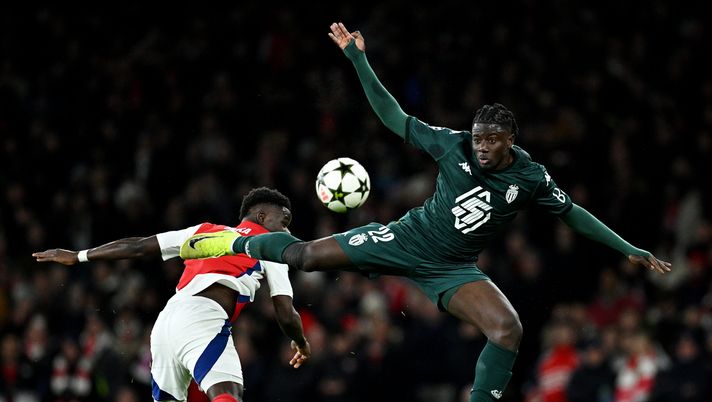 LONDON, ENGLAND - DECEMBER 11: Mohammed Salisu of AS Monaco attempts to control the ball as he is challenged by Bukayo Saka of Arsenal during the UEFA Champions League 2024/25 League Phase MD6 match between Arsenal FC and AS Monaco at Emirates Stadium on December 11, 2024 in London, England. (Photo by Justin Setterfield/Getty Images) Cor Sport – Due piste africane per il dopo Erlic - immagine 1
